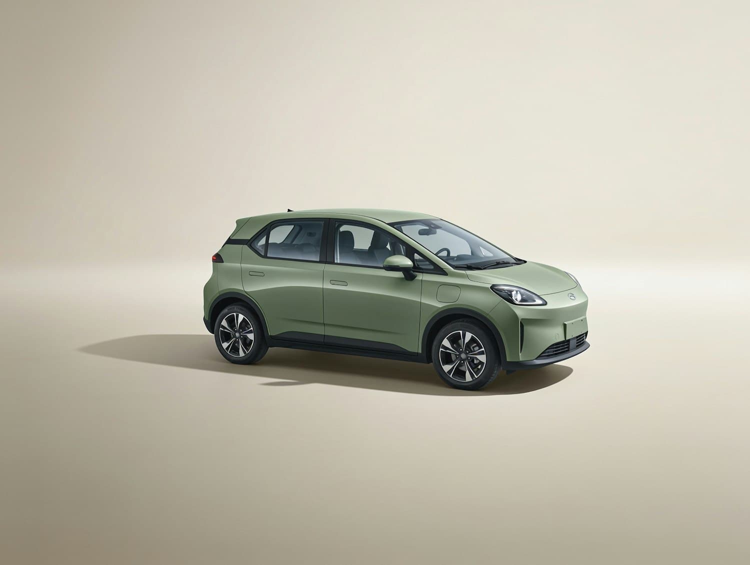 Een compacte groene hatchback, het formaat auto waarin je je rijlessen rijdt.